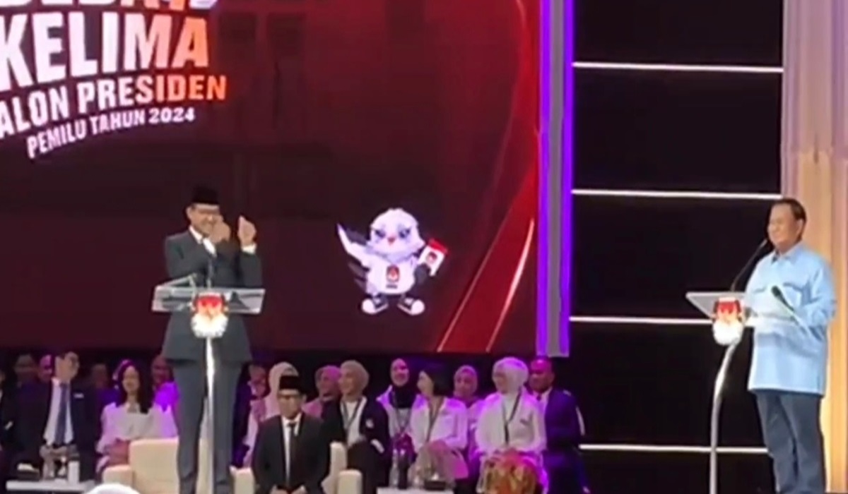 Capres Anies Baswedan mengacungkan jempol saat mendengar yel-yel pendukung Ganjar Pranowo