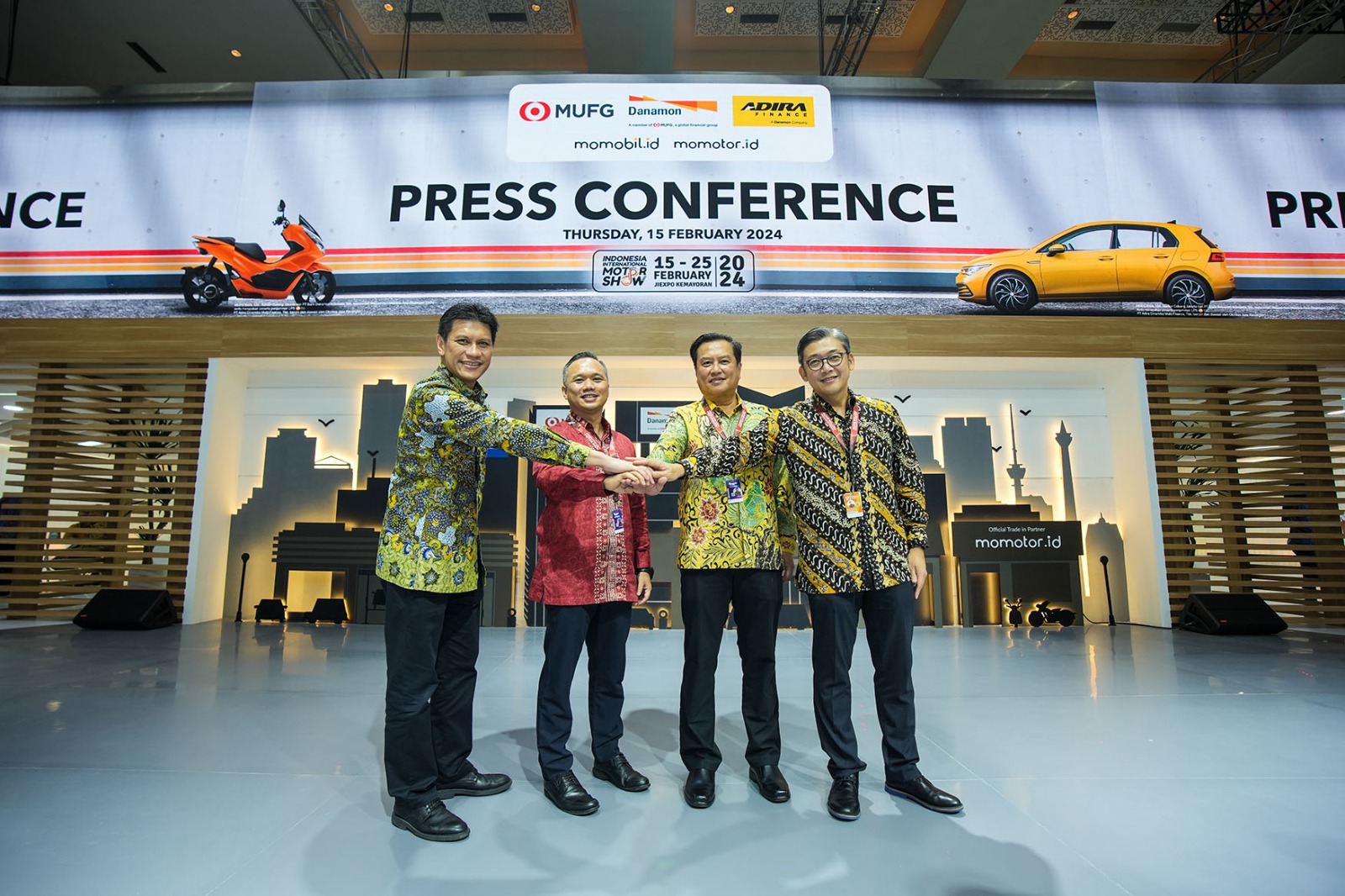 Koferensi pers yang diadakan Bank Danamon, Adira Finance dan MUFG pada ajang IIMS 2024 di JiExpo Kemayoran, Jakarta.