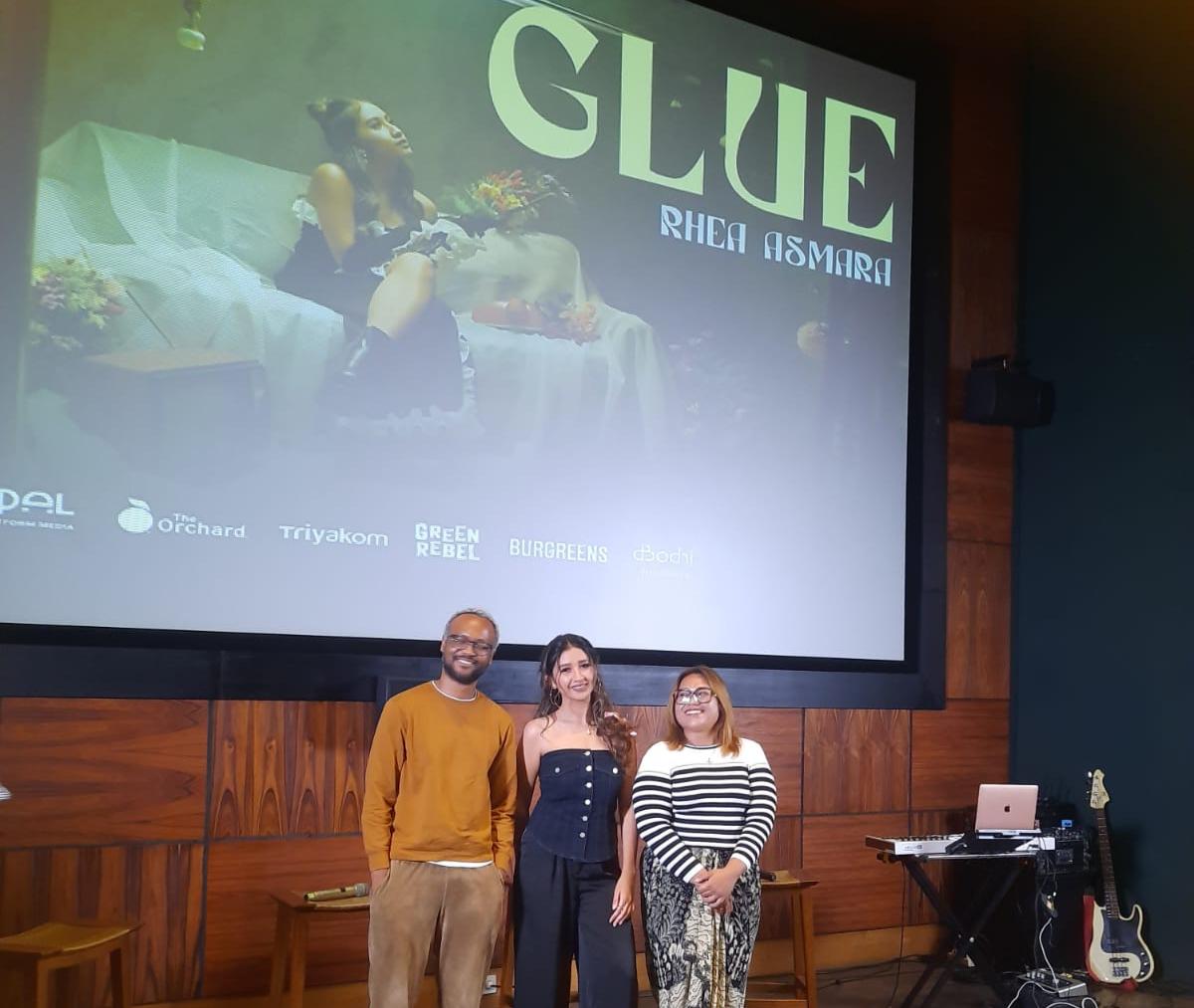 Penyanyi Rhea Asmara (tengah) saat meliris single perdananya yang berjudul 'Glue' di Jakarta.