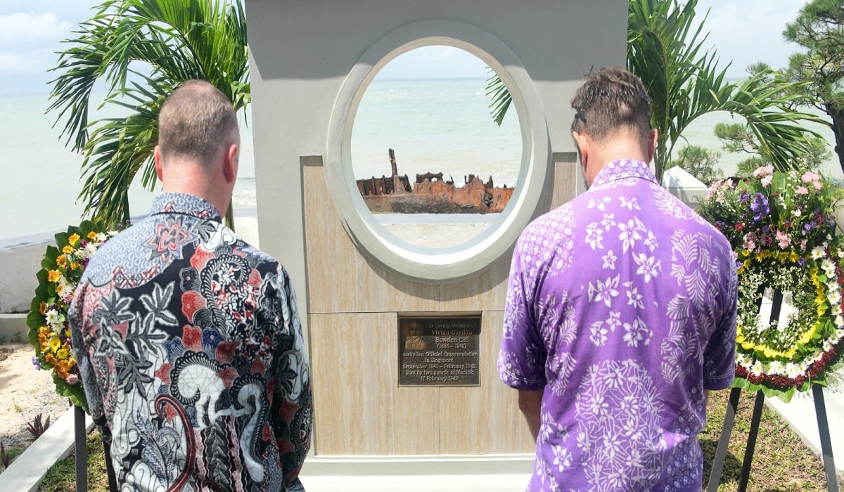 Wakil Duta Besar Australia untuk Indonesia, Steve Scott sedang menghormati para mereka yang gugur di  tepi Pantai Radji, Pulau Bangka