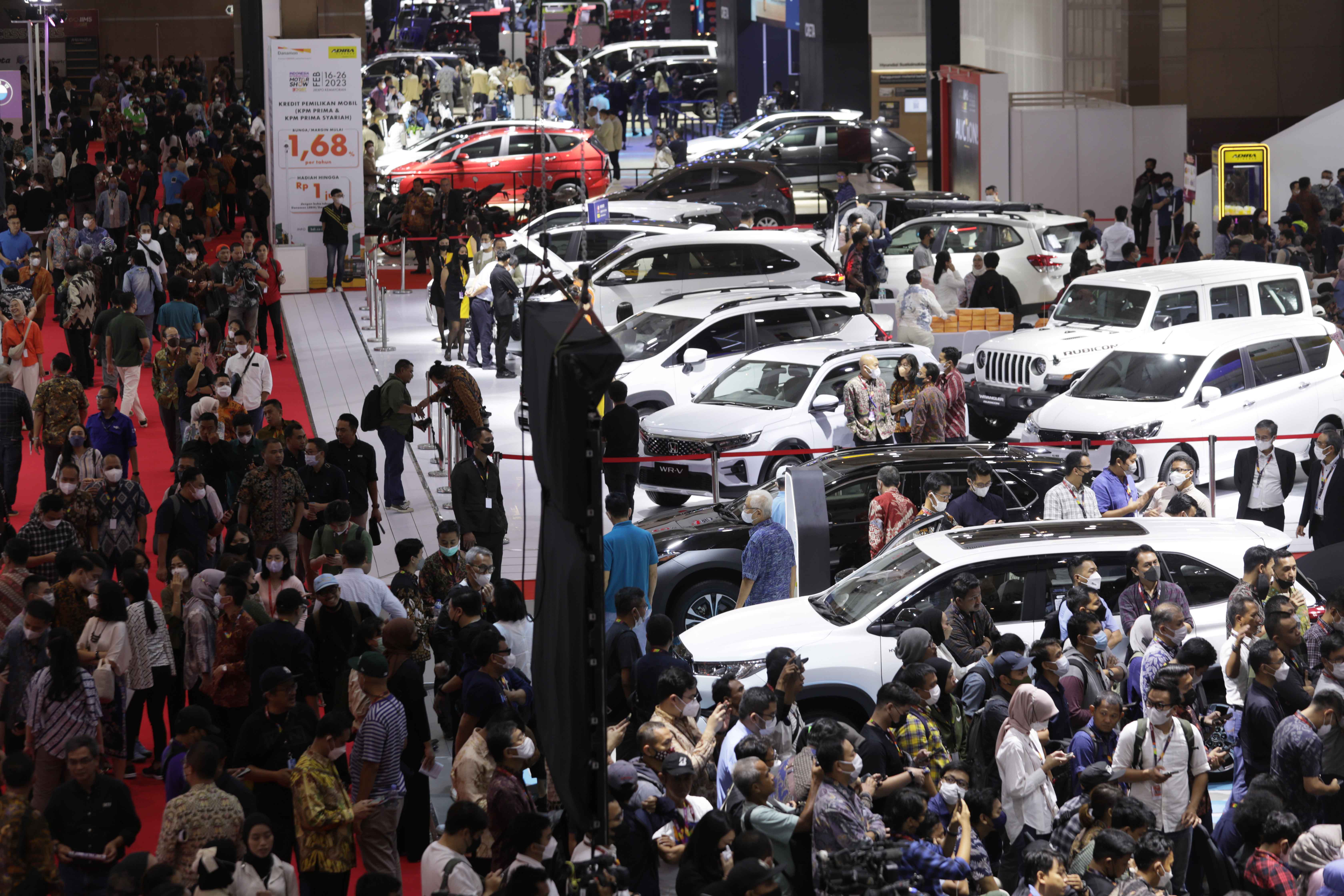 Pengunjung memadati pameran otomotif Indonesia International Motor Show (IIMS) 2023 di JIExpo, Kemayoran, Jakarta Pusat, Kamis (16/2/2023).