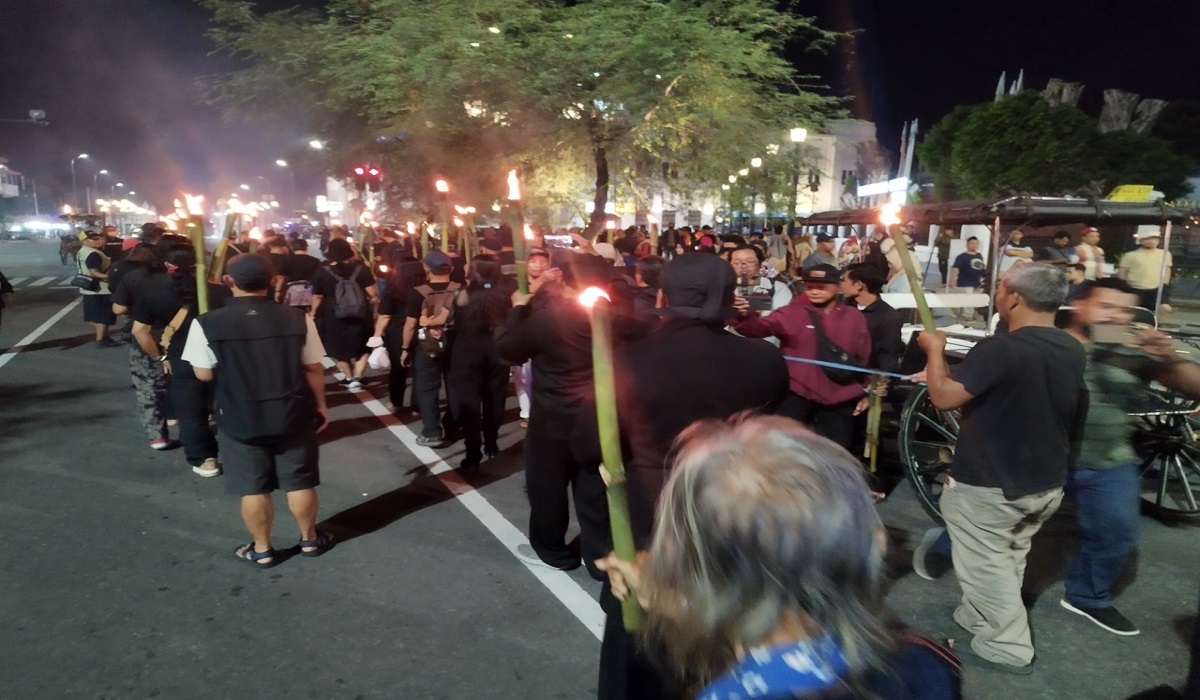 Aktivis 98 Melakukan aksi jalan mundur di Yogyakarta sebagai simbol kemunduran demokrasi