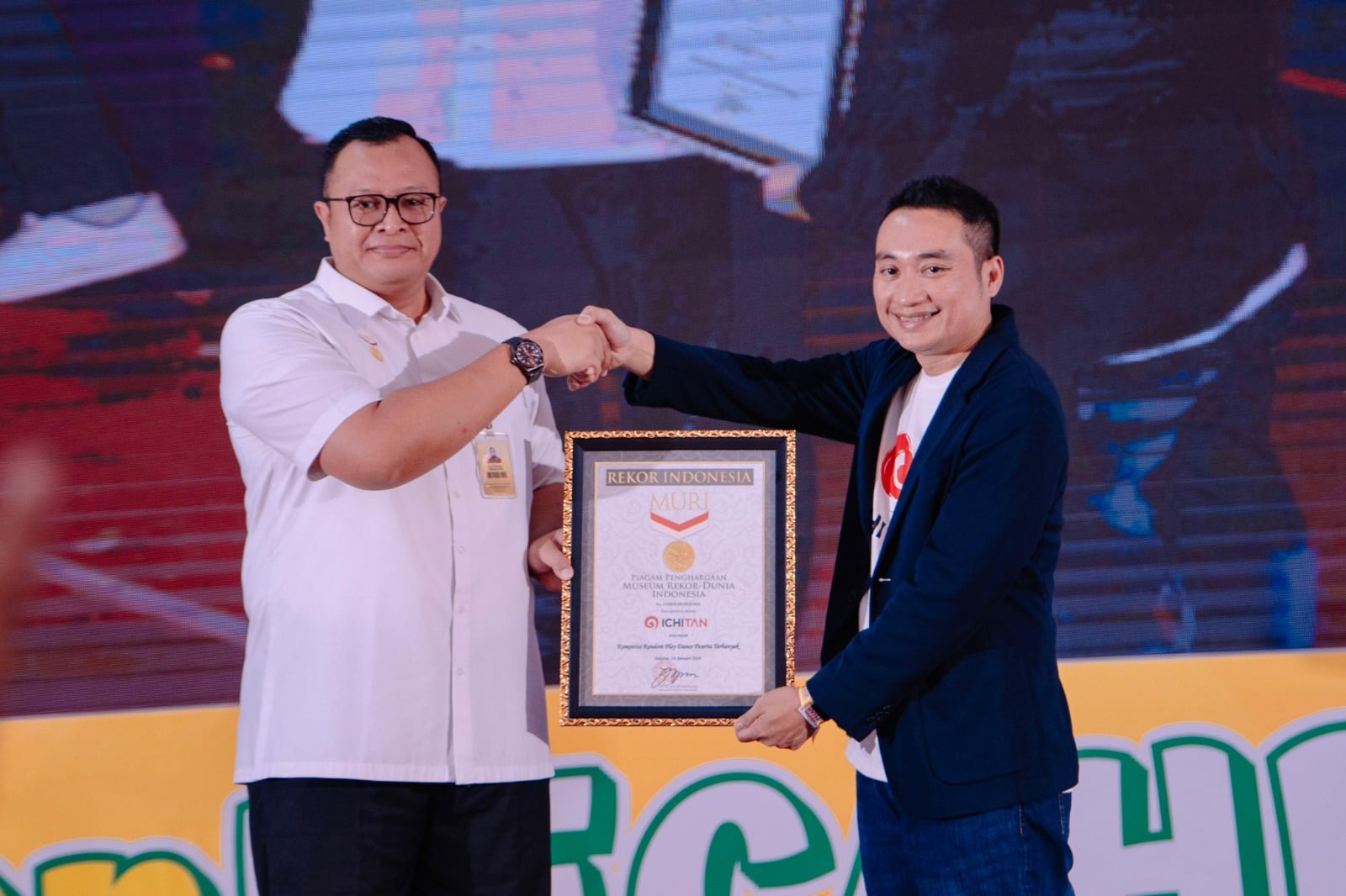 Terima penghargaan dari MURI.