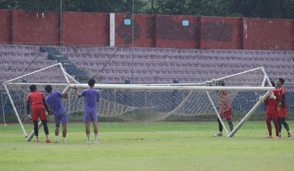 Sejumlah pesepak bola Persik Kediri menggeser gawang saat latihan di Stadion Brawijaya, Kota Kediri
