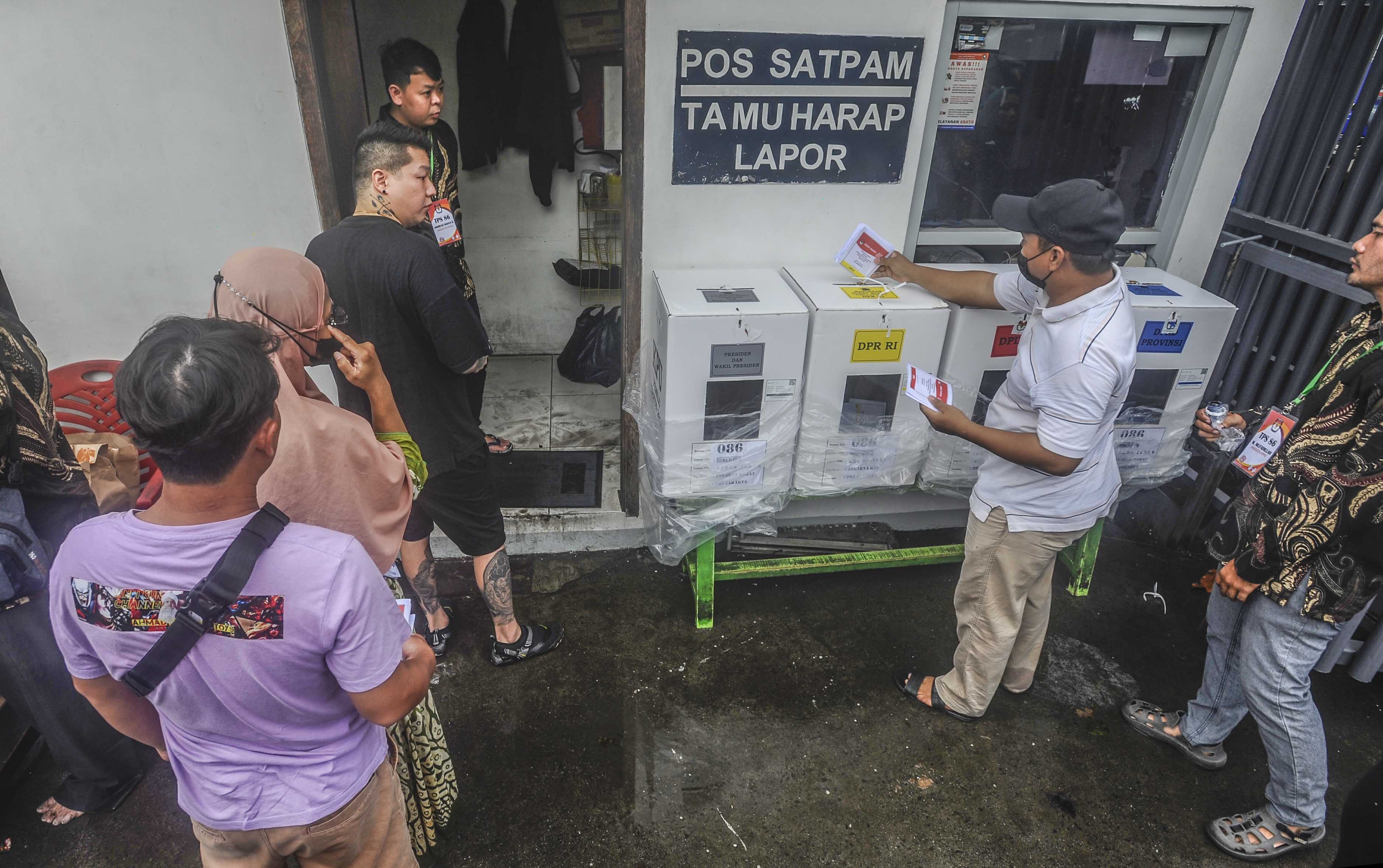 Warga melakukan pencoblosan surat suara