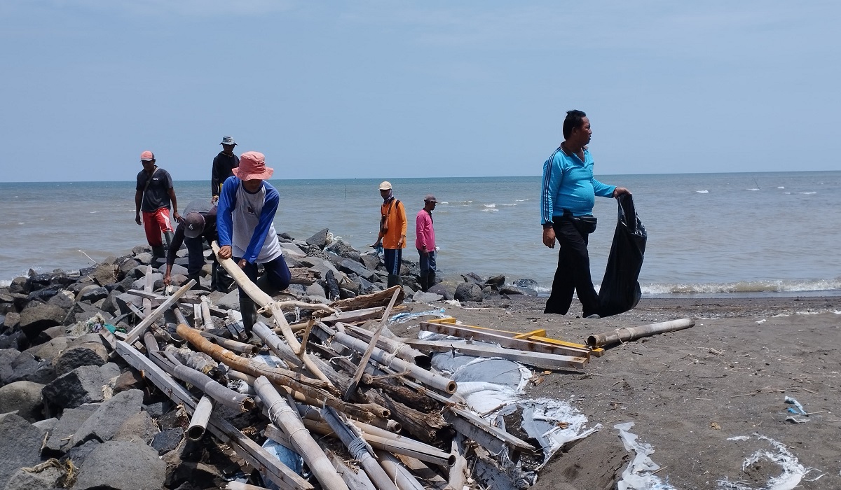 Warga gotong royong bersih-bersih sampah dan limbah di Pantai Pulo Kodok, Tegal