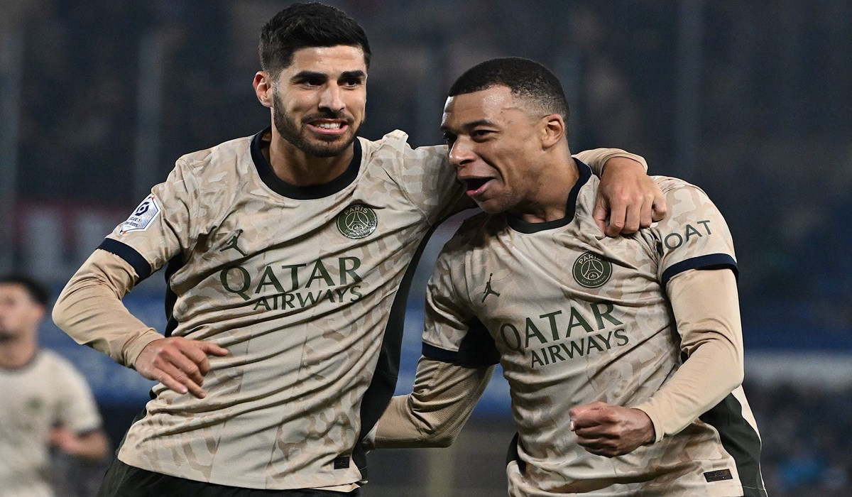 Penyerang PSG Kylian Mbappe (kanan) bersama Marco Asensio melakukan selebrasi usai mencetak gol ke gawang Strasbourg di laga Ligue 1.
