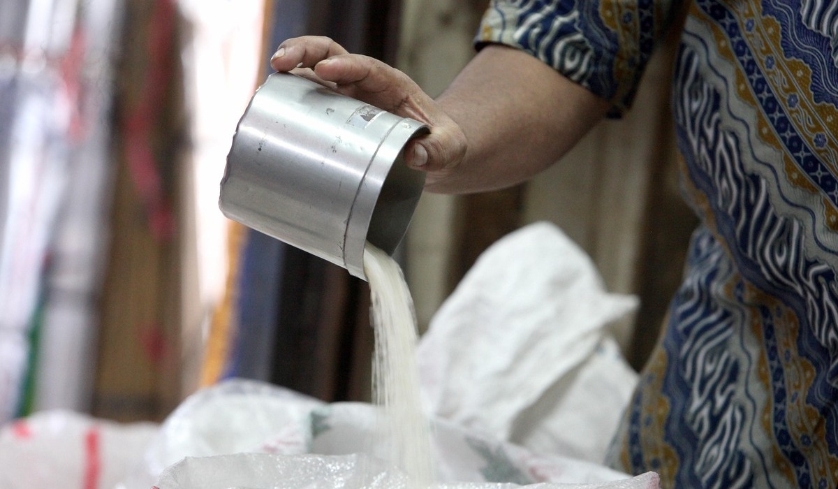 Pedagang menata beras yang dijual di Pasar.