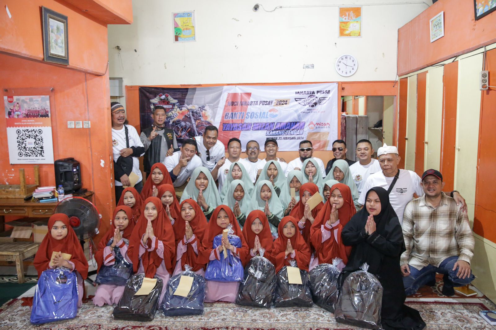 Bakti sosial di Panti Asuhan Yatim dan Dhuafa Yayasan Mizan Amanah, Karang Tengah Raya, Jakarta Selatan, Minggu (25/2).
