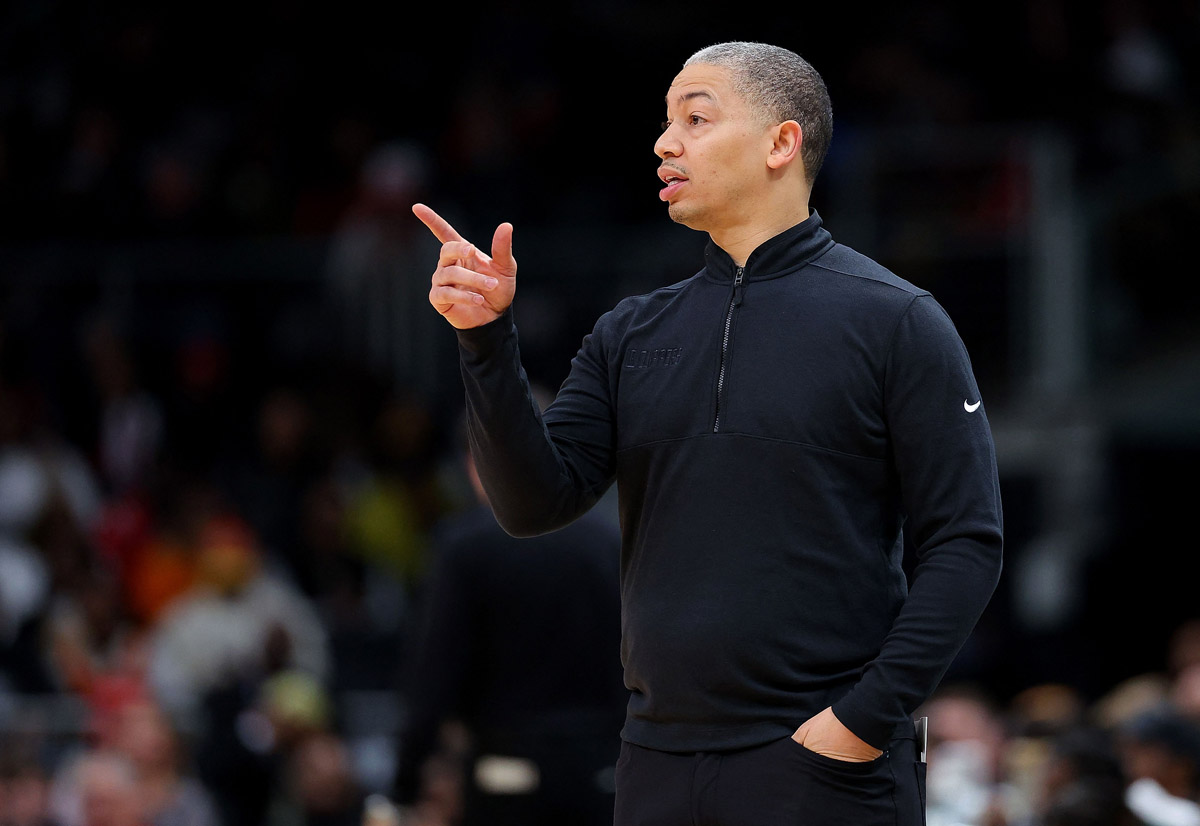 Pelatih kepala Los Angeles Clippers, Tyronn Lue, dikenai denda sebesar US$35,000 setelah pernyatan negatif ke wasit