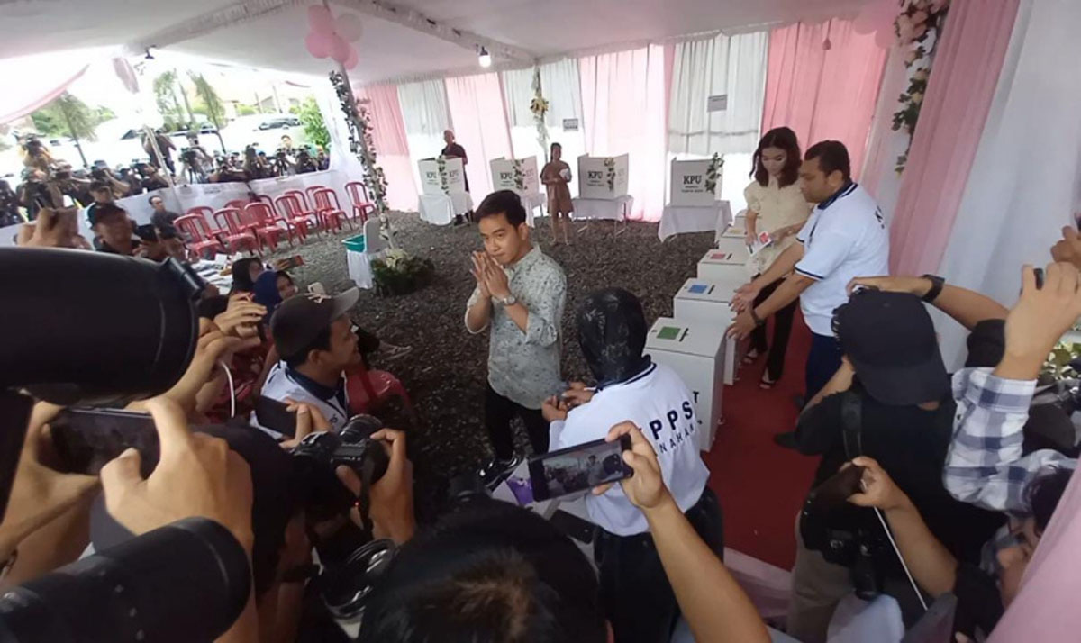 Cawapres Gibran Rakabuming Raka bersama istri, Selvi Ananda memberikan hak suara Pemilu 2024 di TPS 34 Tirtoyoso. 