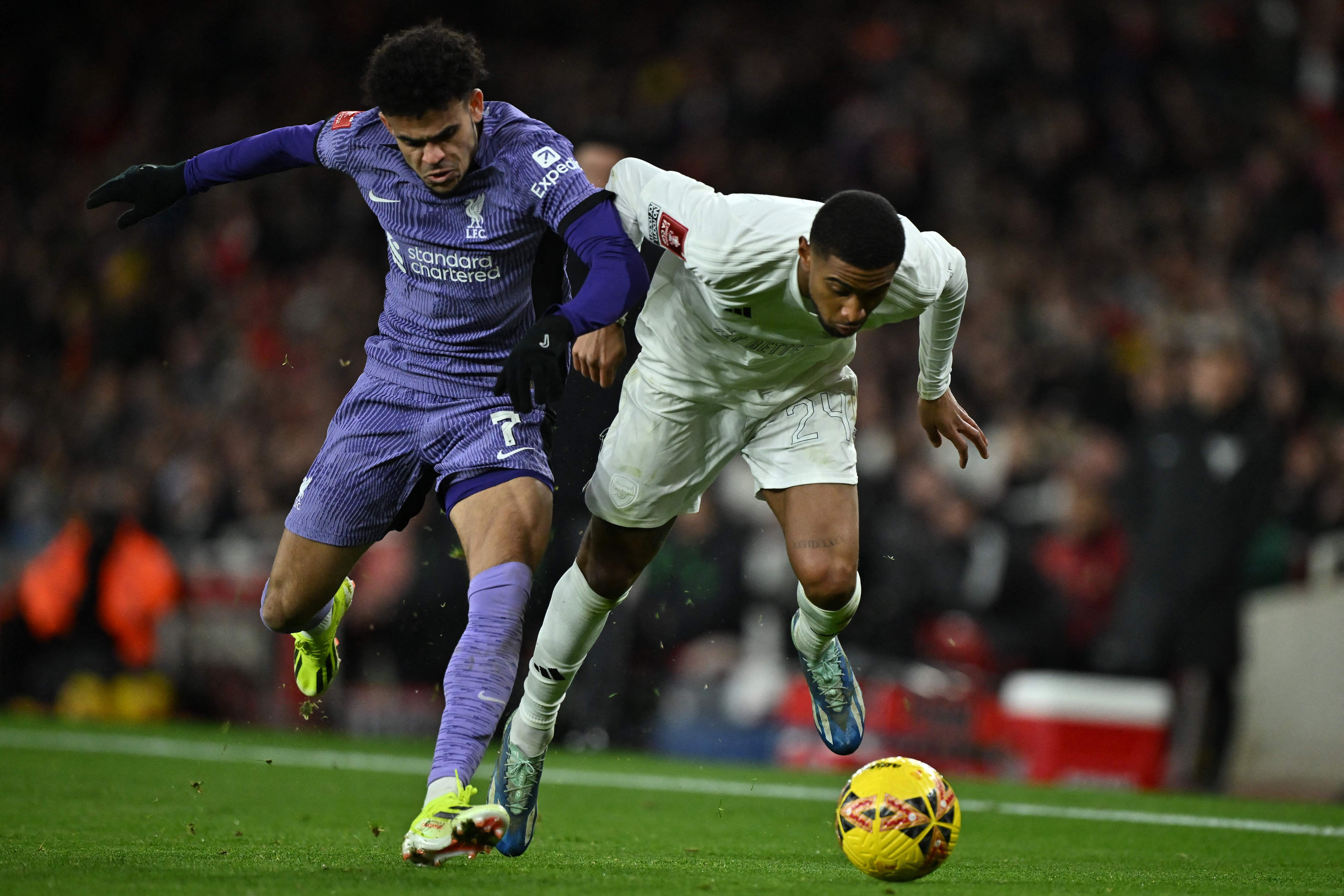 Gelandang Liverpool Luis Diaz (kiri) berebut bola dengan gelandang Arsenal Reiss Nelson (kanan) pada pertandingan FA Cup, Minggu (7/1)