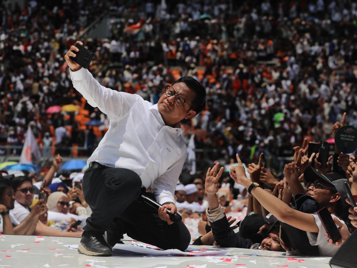 Muhaimin Iskandar menyapa massa seusai menyampaikan pidato politik saat kampanye akbar di Jakarta Internasional Stadium (JIS).