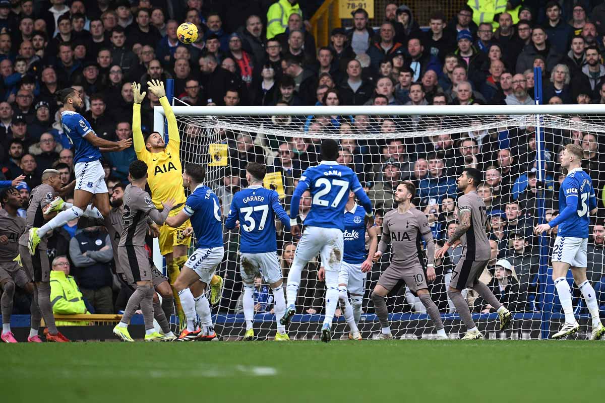 Everton main imbang 2-2 dengan Tottenham, sementara Aston Villa menghancurkan Sheffield United 5-0