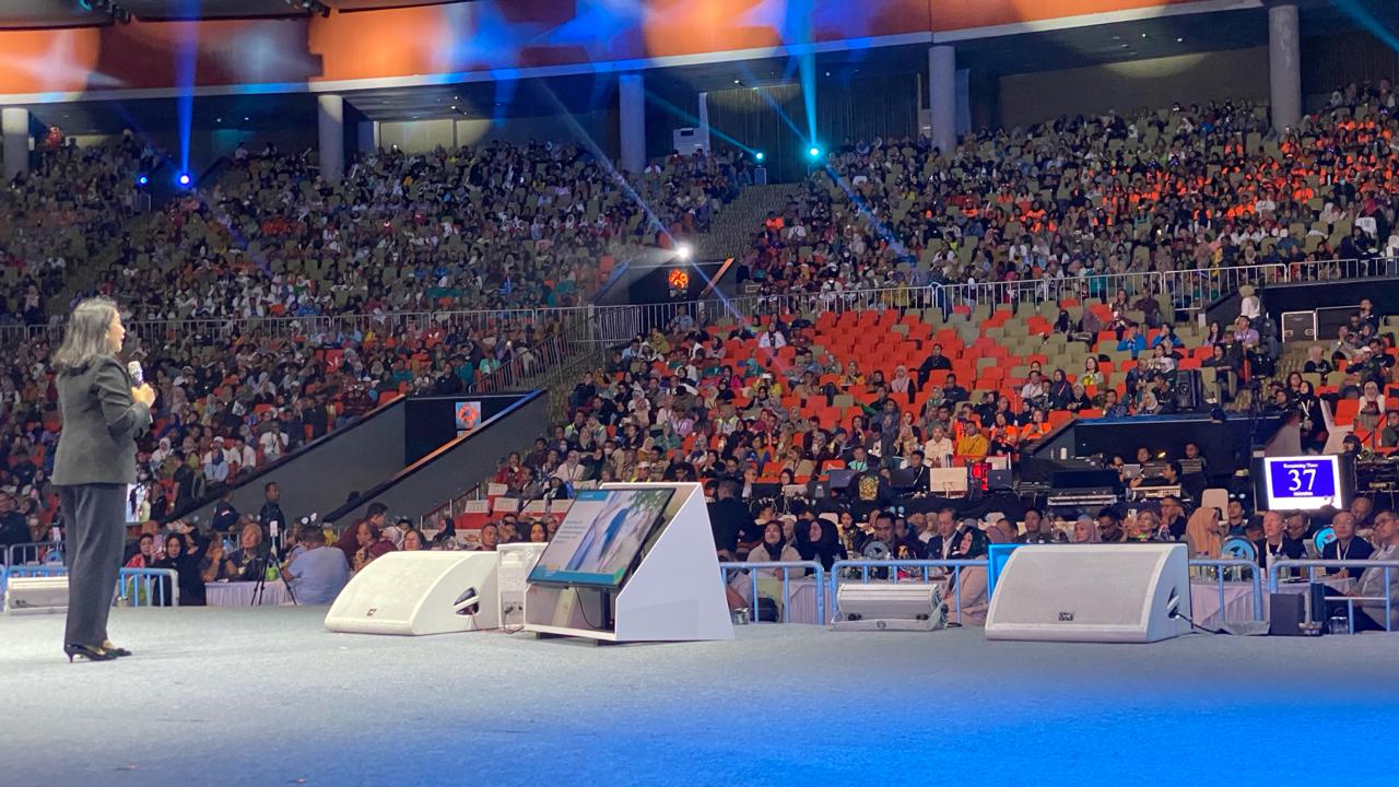  Senior Director and General Manager Herbalife Indonesia, Andam Dewi. memberi arahan. 