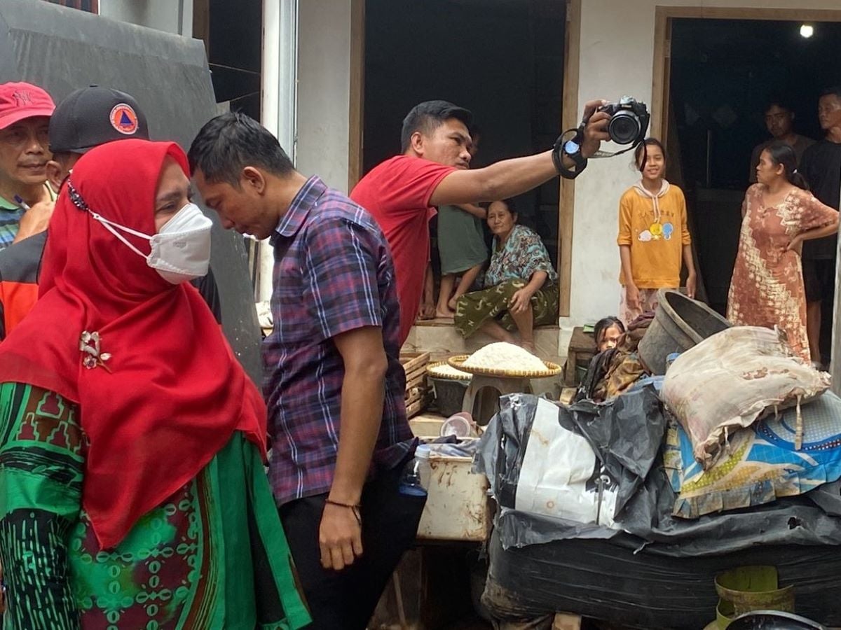 Wali Kota Bandar Lampung Eva Dwiana (kiri) meninjau korban banjir bandang di Kampung Teratai, Kelurahan Way Halim, Minggu, 25 Februari 2024.