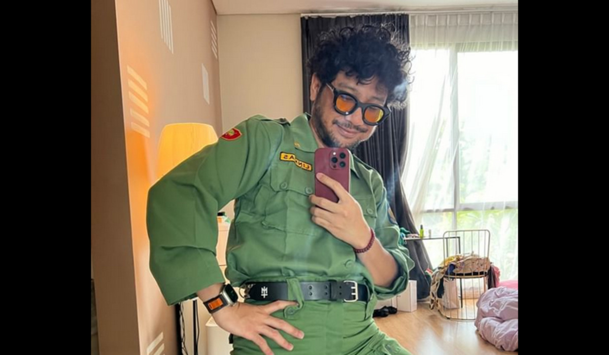 Penyanyi Kunto Aji saat jadi Linmas di TPS dekat rumahnya di Pemilu 2024.