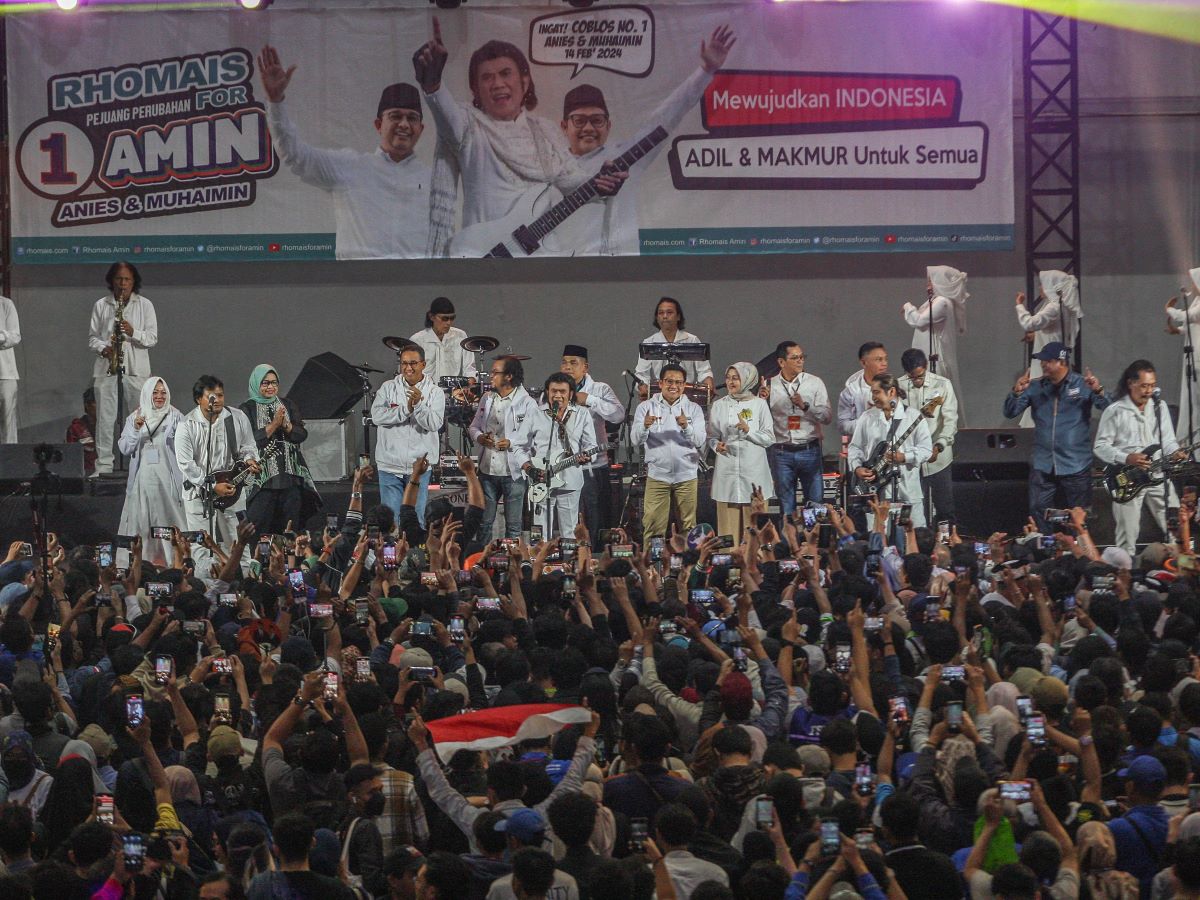 Anies Baswedan-Muhaimin Iskandar berjoget bersama Raja Dangdut Rhoma Irama, JI Expo Kemayoran, Senin (29/1).