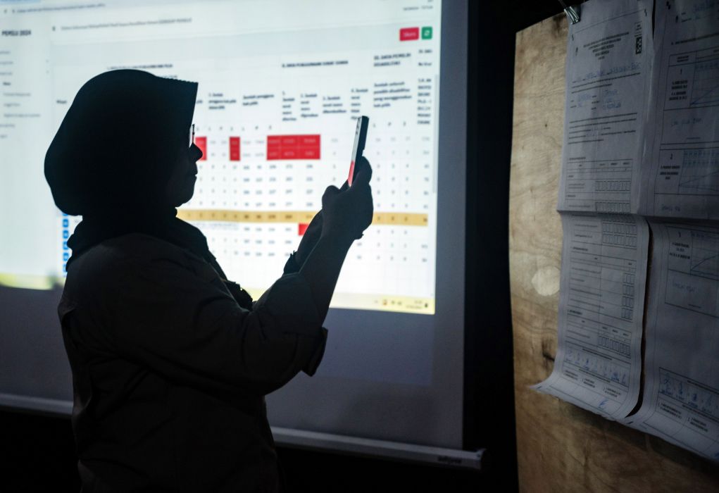 Seorang saksi memotret hasil rekapitulasi penghitungan suara Pemilu 2024