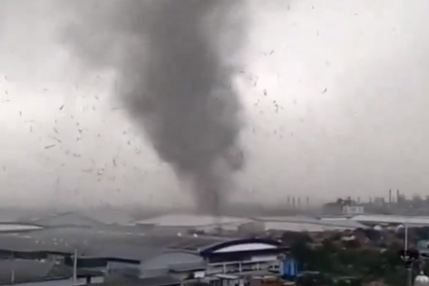 Tangkapan layar rekaman angin kencang di Rancaekek, Bandung, Jawa Barat.