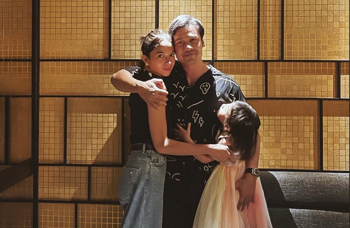 Putri Marino bersama keluarga kecilnya.