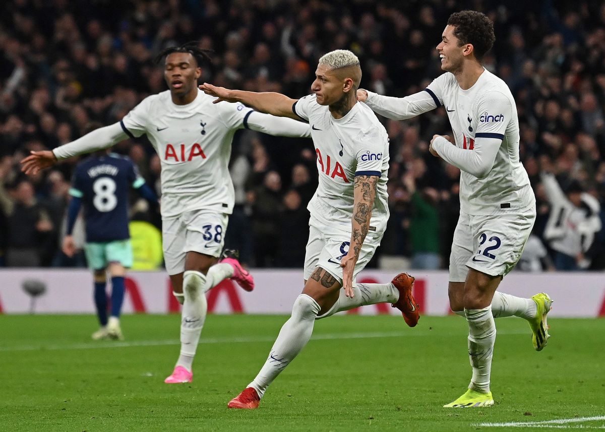 Para pemain Tottenham Hotspur berselebrasi saat melawan Brentford.