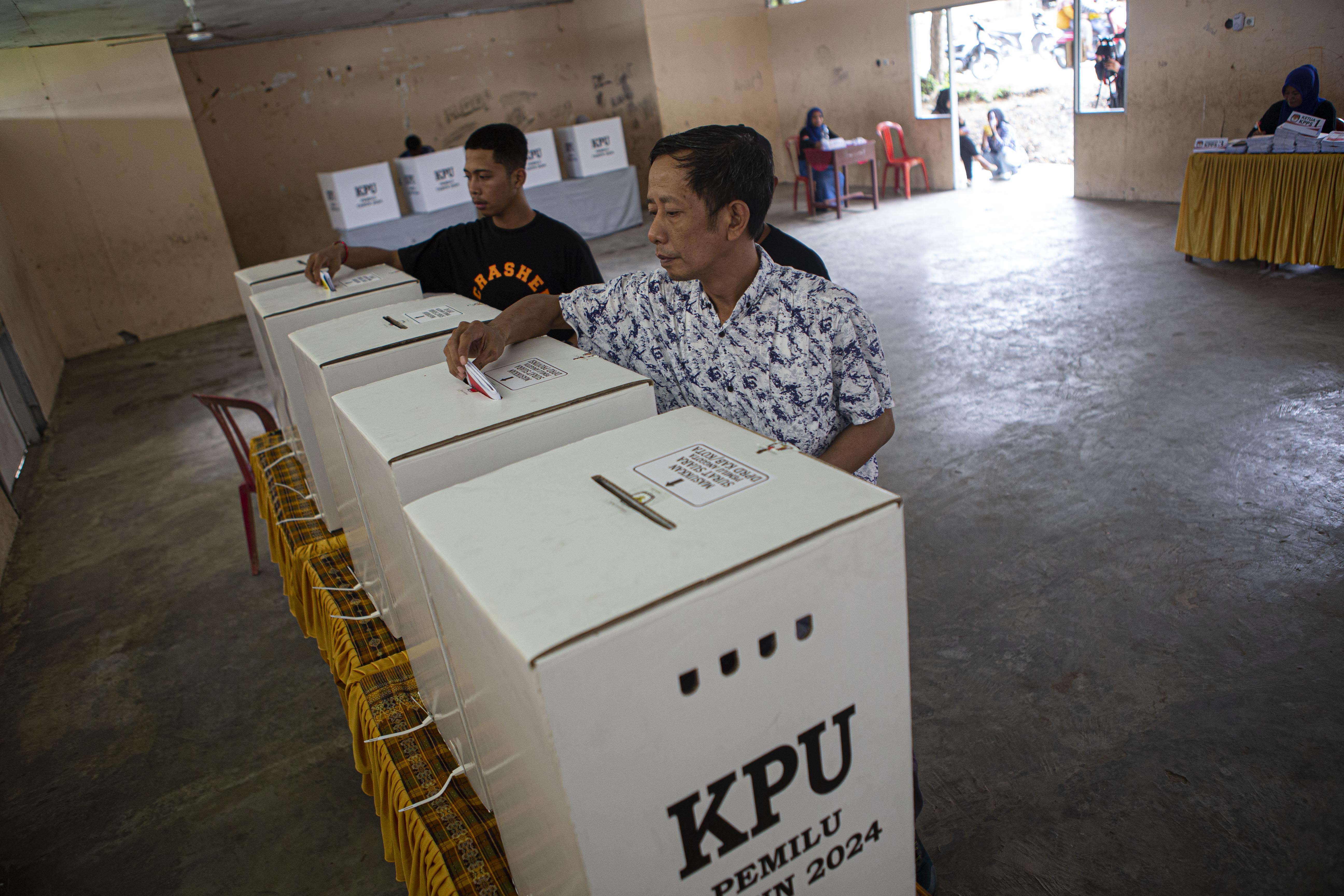Warga yang merupakan penyintas bencana alam gempabumi dan likuifaksi memasukkan surat suara ke kotak suara 