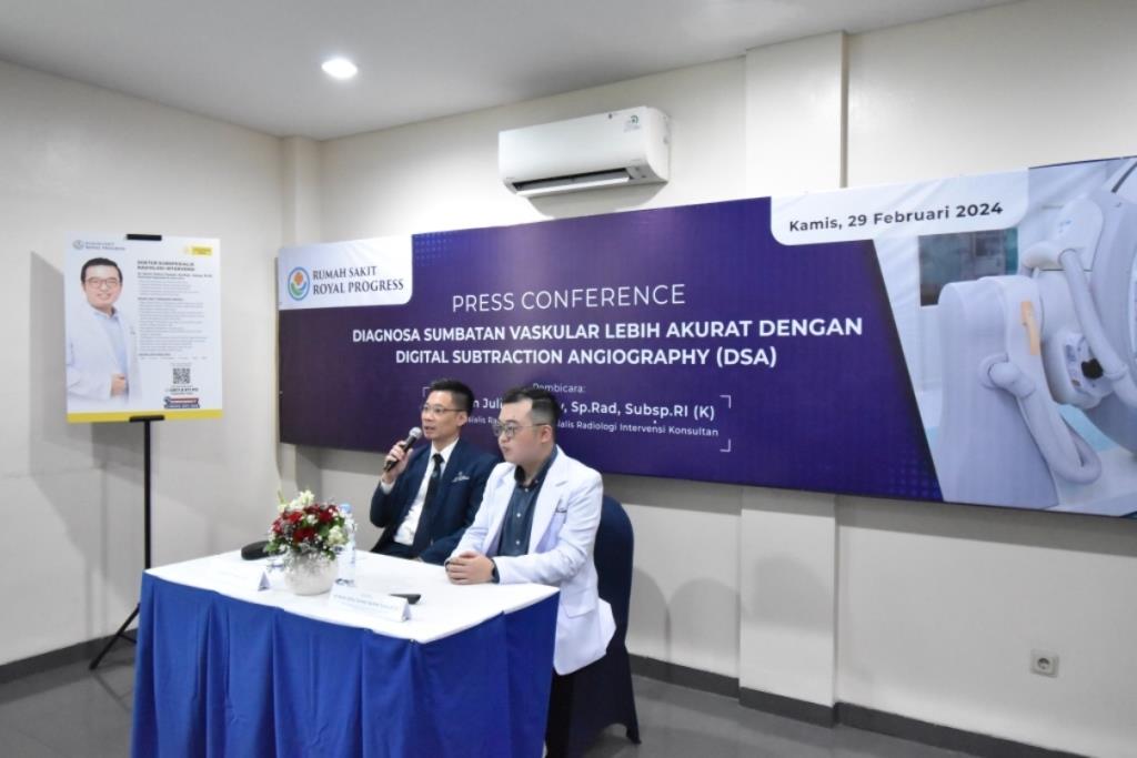 Direktur Utama RSRP dr Ivan R Setiadarma MM (kiri) bersama dengan dr Kevin Julius Tanady Sp Rad Subsp RI (K).