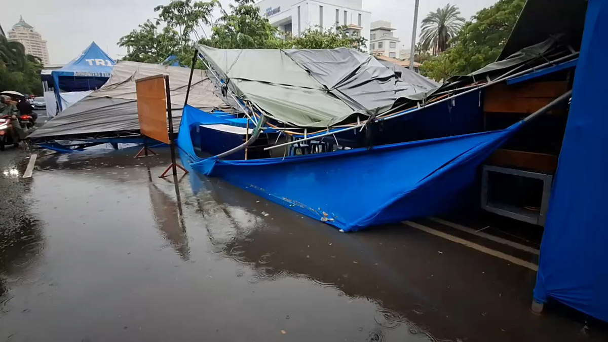 Akibat hujan dan angin kencang, dua TPS di Kelapa Gading roboh dan pencoblosan ditunda.