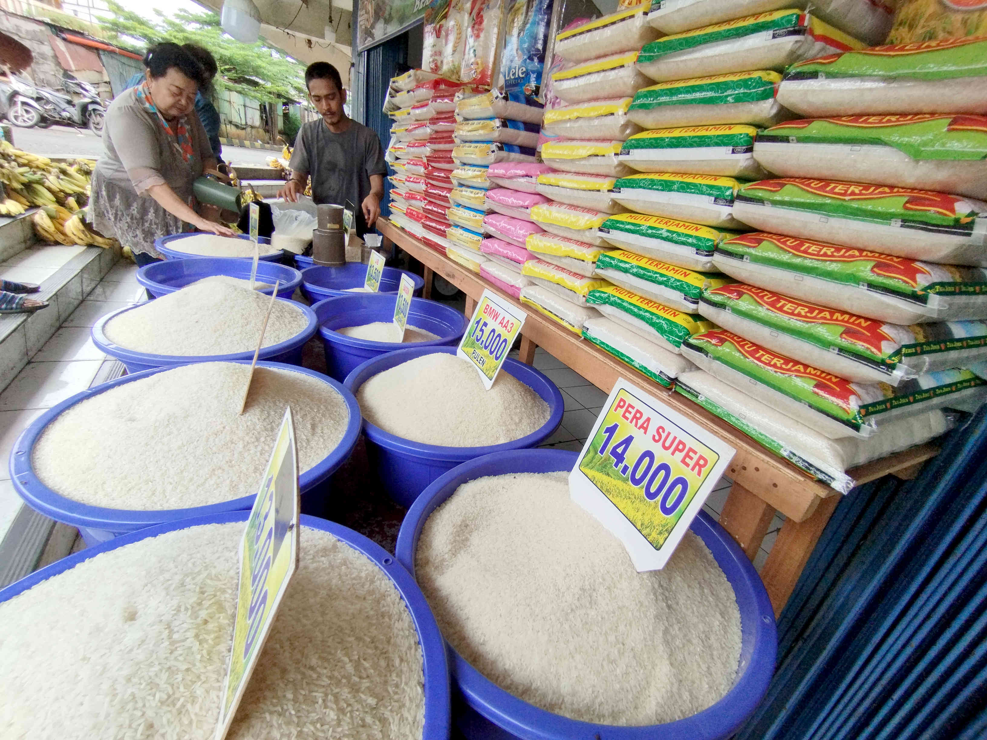 Harga beras yang makin mahal telah membuat masyarakat resah.