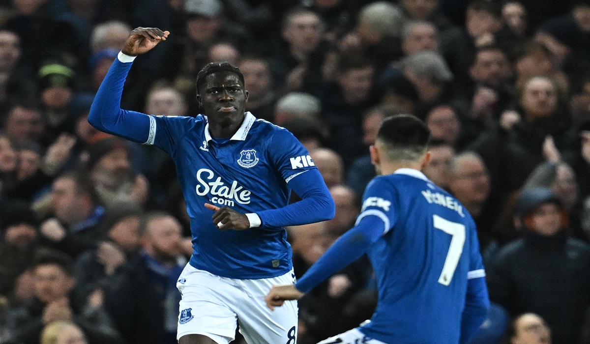 Gelandang Everton Amadou Onana melakukan selebrasi usai mencetak gol ke gawang Crystal Palace di laga Liga Primer Inggris.