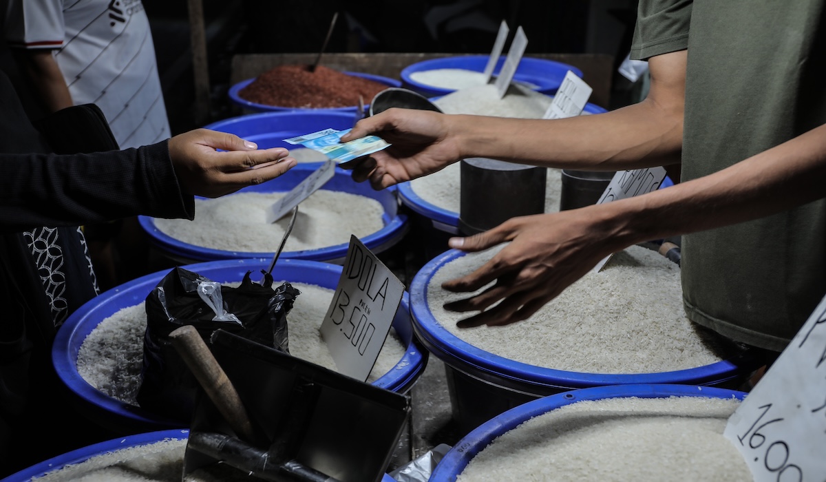 Ilustrasi membeli beras