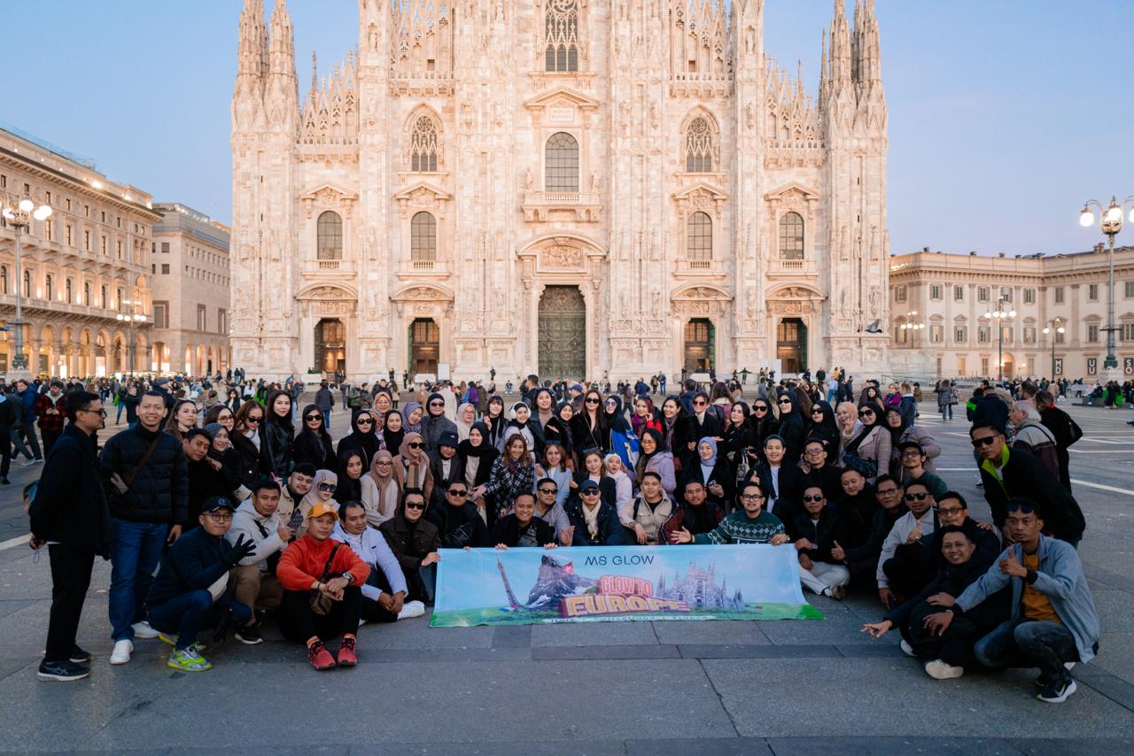 Sebanyak 100 mitra bisnis MS Glow terpilih juga diajak jalan-jalan ke keliling Eropa.