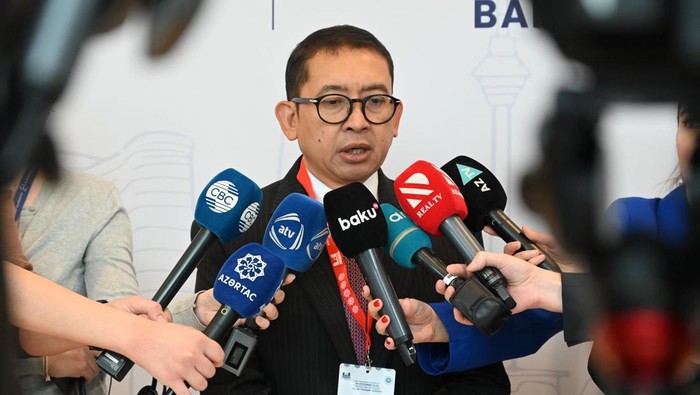 Ketua BKSAP (Badan Kerja Sama Antar-Parlemen) DPR RI Fadli Zon diwawancarai wartawan di Baku, Azerbaijan.