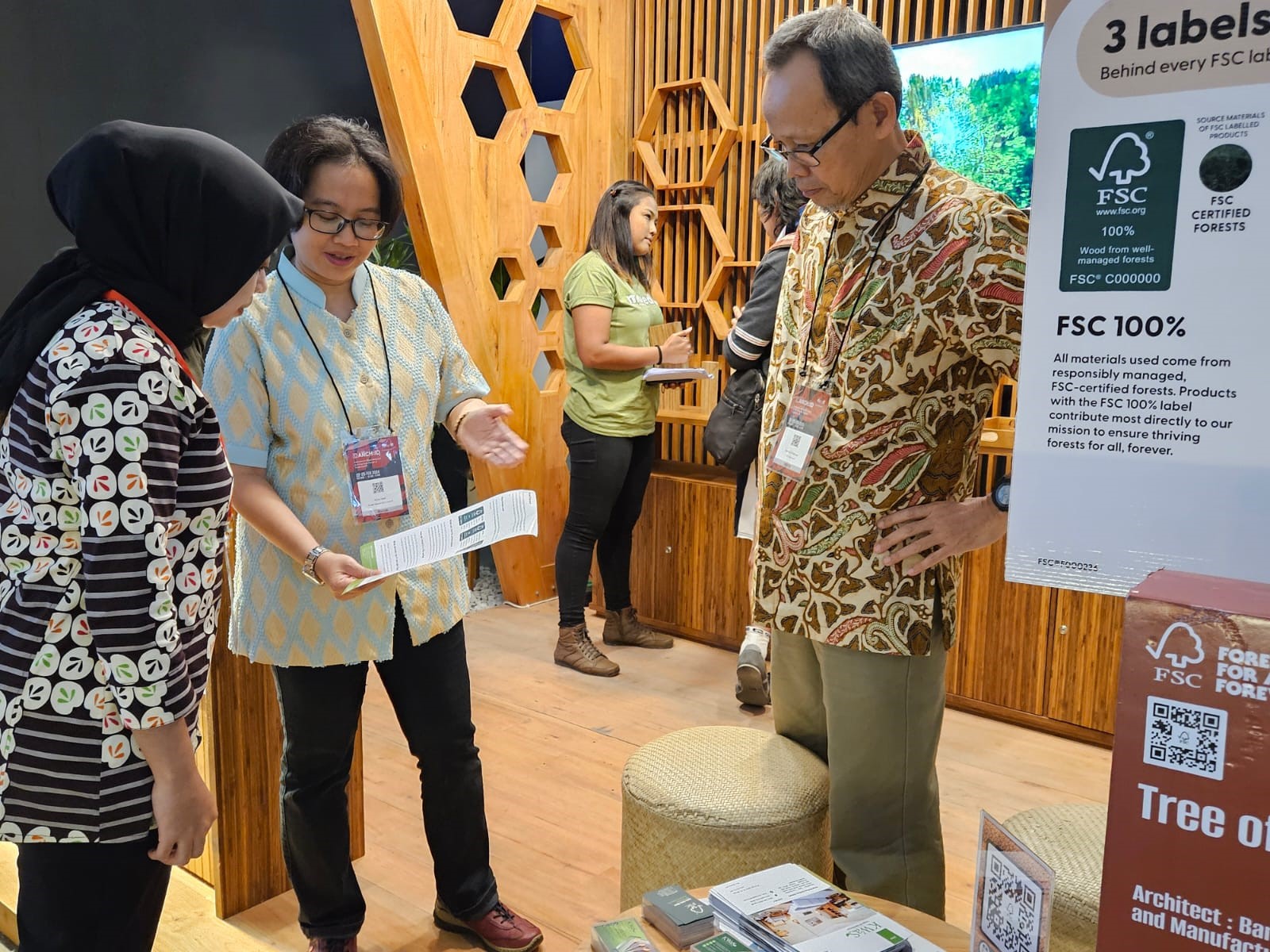 Penggunaan material kayu dari sumber yang berkelanjutan merupakan bentuk toleransi dan adaptasi manusia terhadap perubahan iklim.