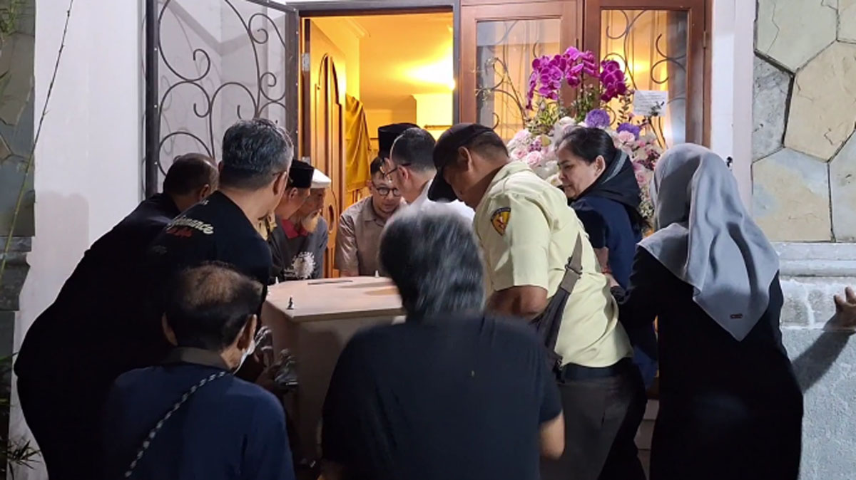 Tangisan pecah menyambut kedatangan jenazah Alifia Soeryo, mahasiswi Indonesia yang tewas tertimpa batang pohon di Australia.