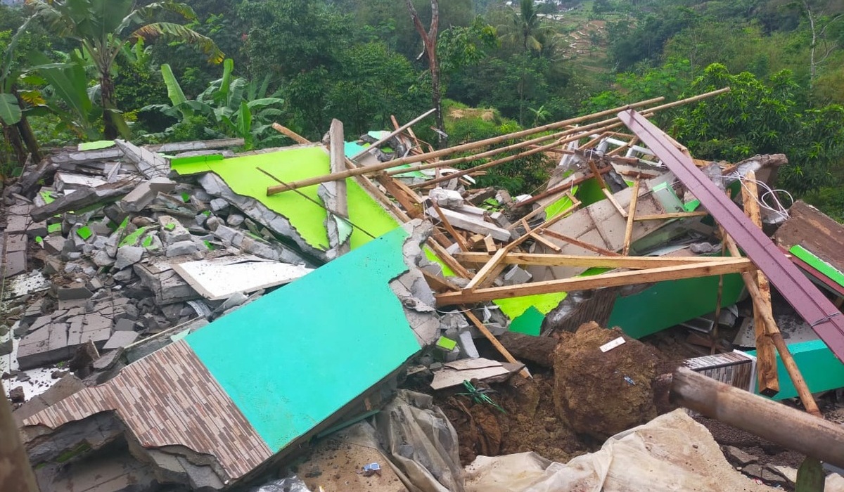 Ilustrasi rumah roboh akibat pergerakan tanah.