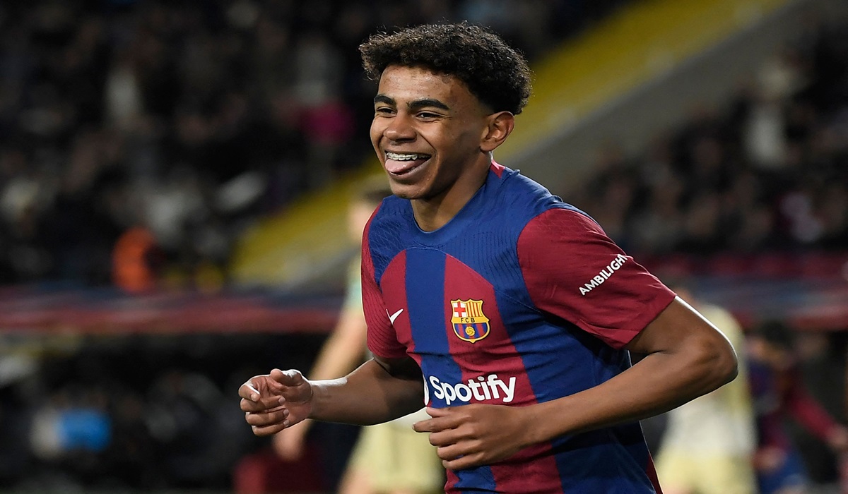 Penyerang Barcelona Lamine Yamal melakukan selebrasi usai mencetak gol ke gawang Granada di laga La Liga