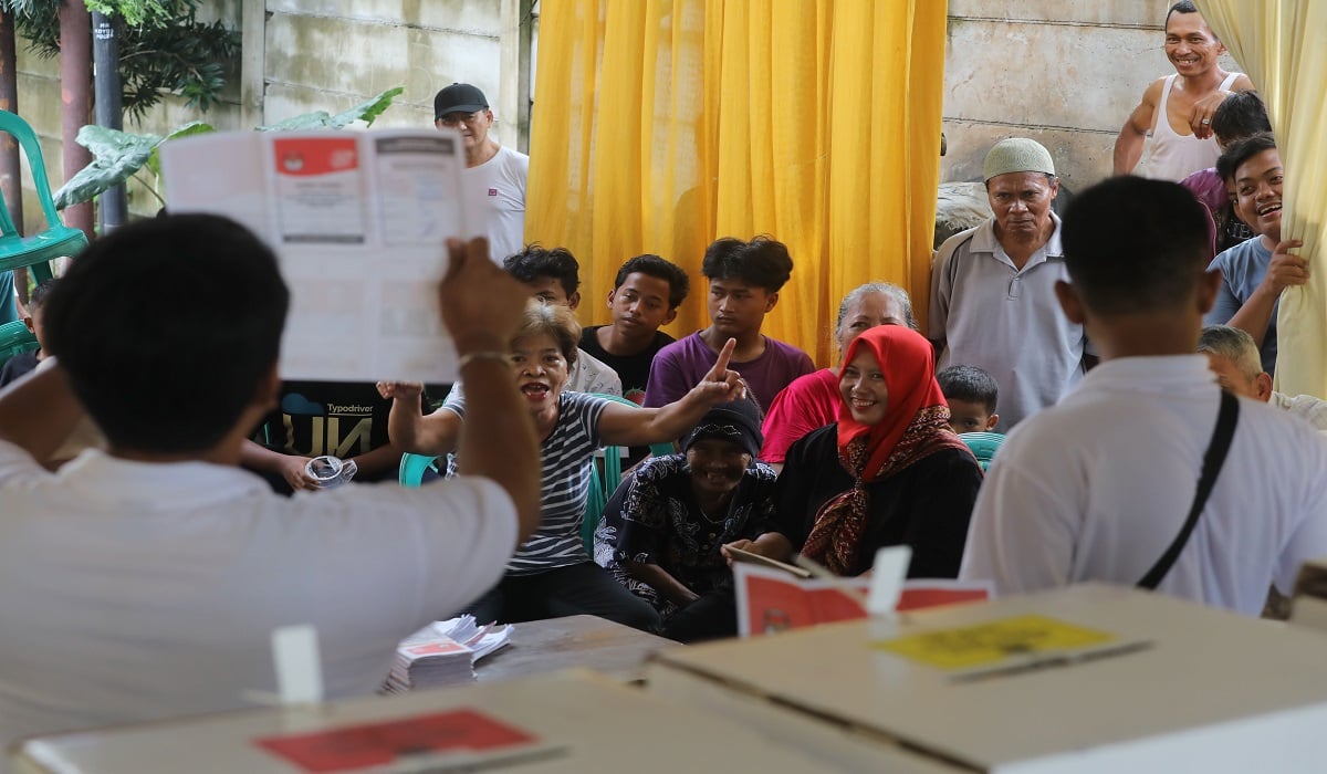 Petugas KPPS di Jakarta melakukan penghitungan suara