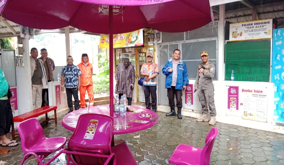 Lurah Menteng Indrawan Prasetyo memastikan para pedagang di kawasan food court Masjid Agung Sunda Kelapa, pekan ini sudah keluar.