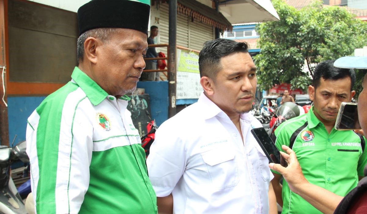 Ketua Harian Induk Koperasi Pedagang Pasar (Inkoppas) Andrian Lame Muhar (tengah)