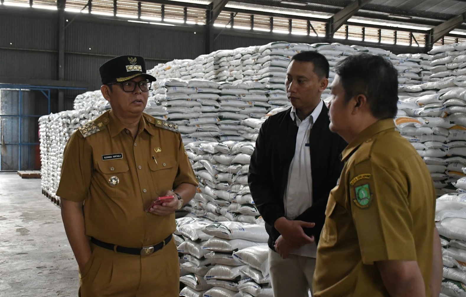 Sambangi Gudang Bulog, Pj Walkot Sukabumi Pastikan Stok Beras