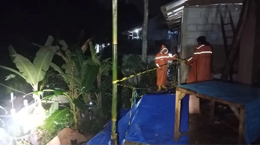 Petugas BPBD Kota Sukabumi tengah memeriksa sebuah rumah yang terdampak tanah longsor