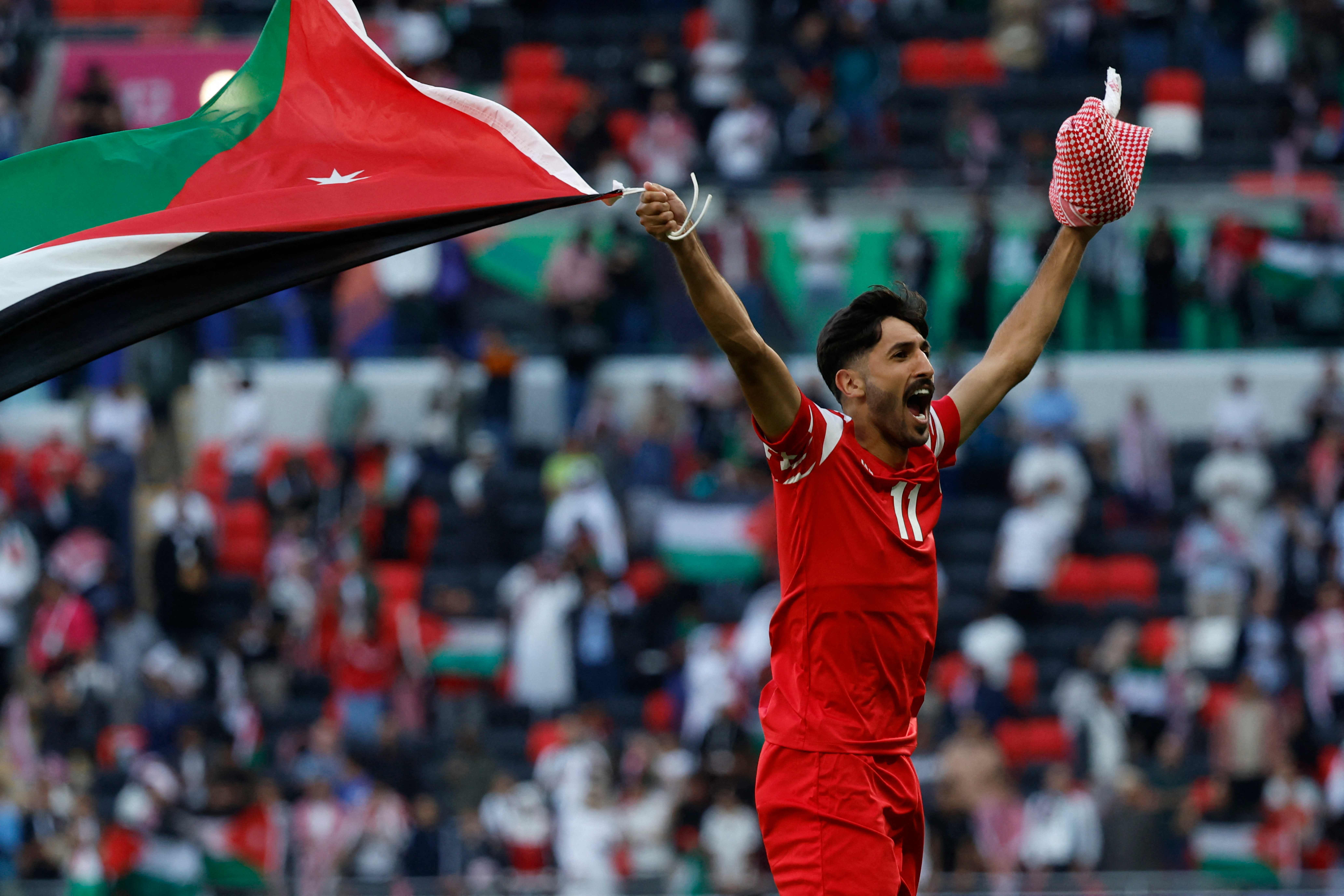 Pemain Yordania Yazan al-Naimat melakukan selebrasi seusai memenangkan laga melawan Tajikistan, Jumat (2/2).