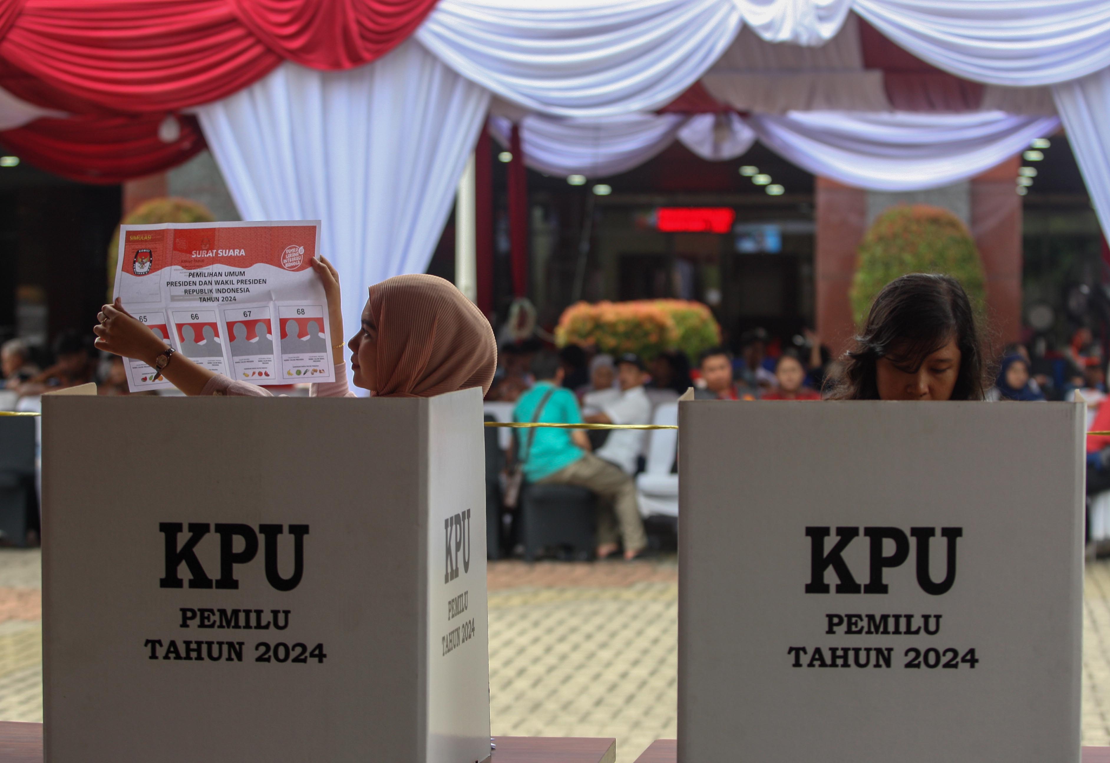 Ilustrasi. Warga melakukan tahap-tahap menggunakan hak suara saat simulasi pemungutan suara Pemilu 2024.