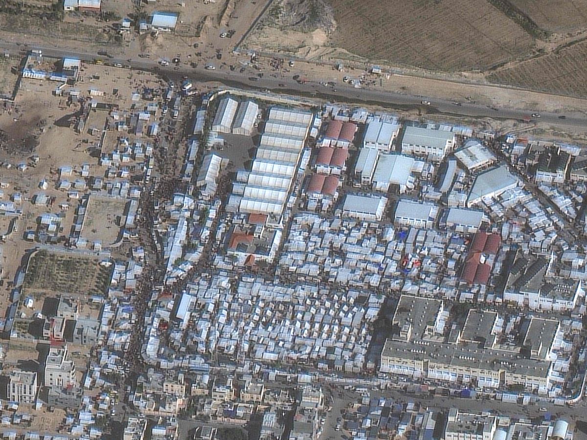 Kerumunan orang, tenda dan tempat berlindung di perguruan tinggi Khan Younis di Khan Yunis, Jalur Gaza selatan pada 3 Desember 2023. 