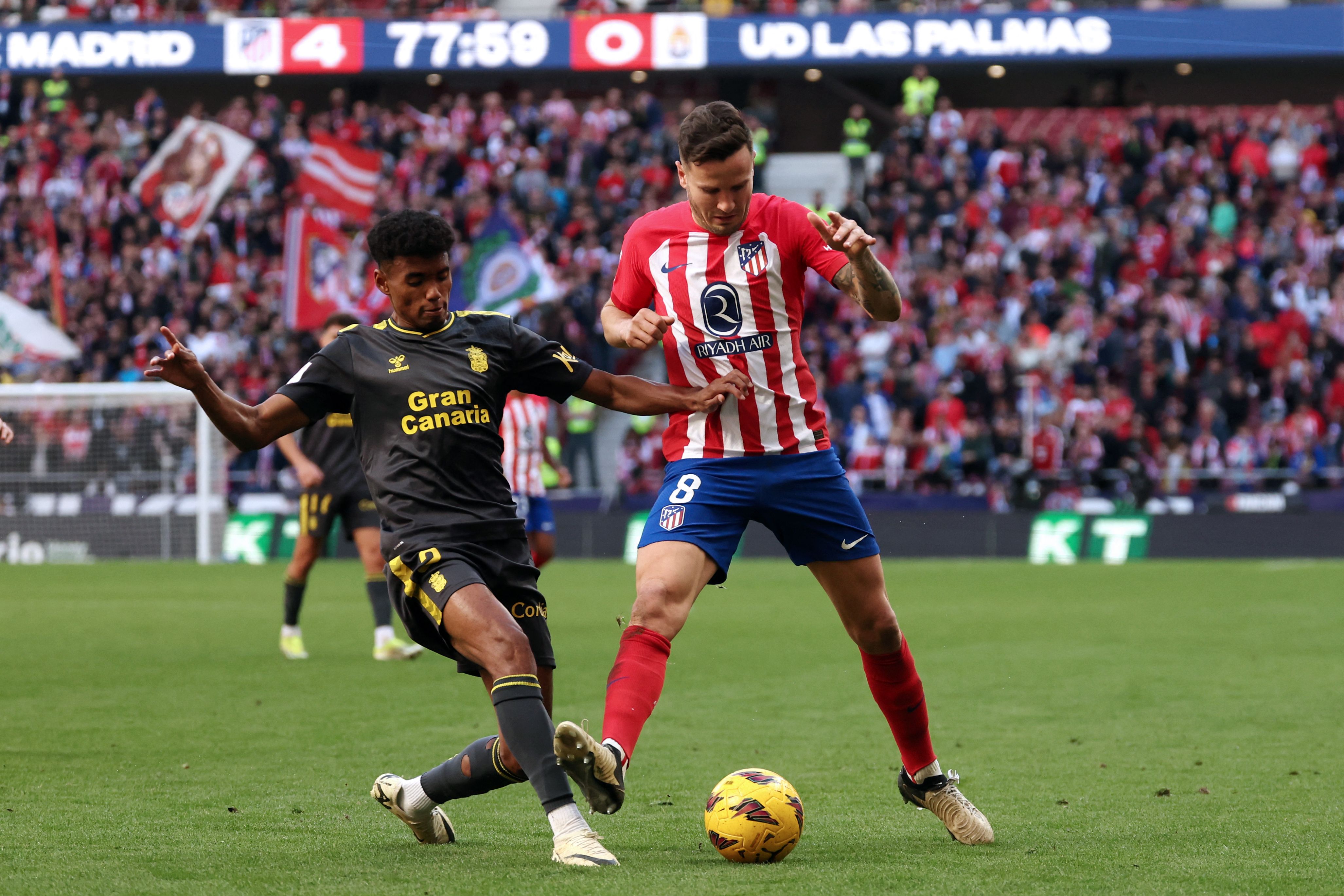 Pemain Las Palmas Marvin Park (kiri) coba menghadang pemain Atletico Madrid Saul Niguez.