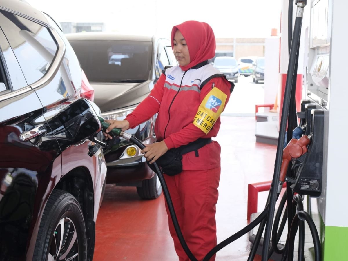 Petugas sedang mengisi BBM di SPBU.