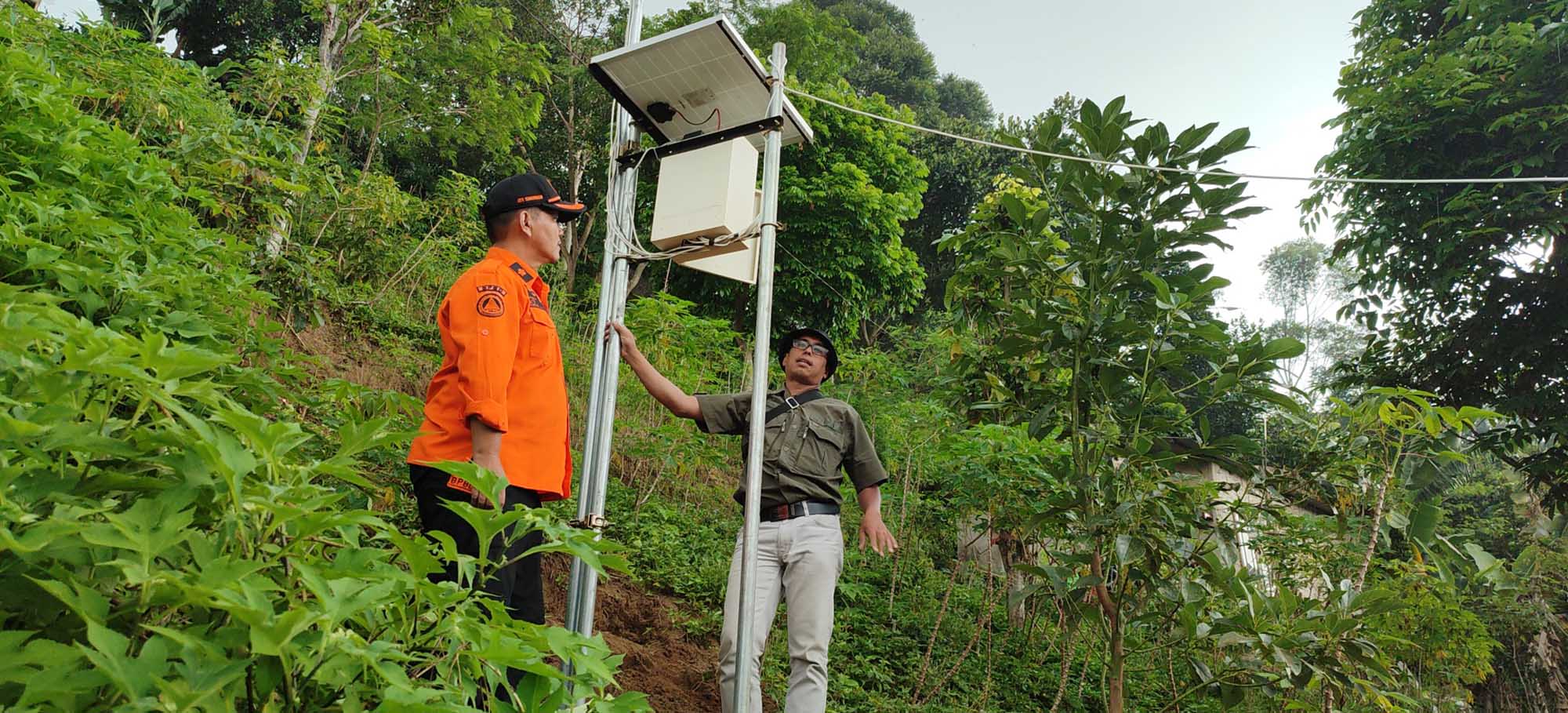 Tim dari ITB dan BPBD Bandung Barat memasang alat deteksi pergerakan tanah dan tanah longsor