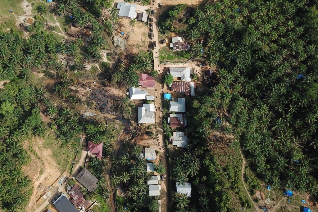 Foto udara kondisi di salah satu kawasan tambang minyak ilegal pascakebakaran dan ledakan sumur minyak di pemukiman penduduk di Aceh Timur.